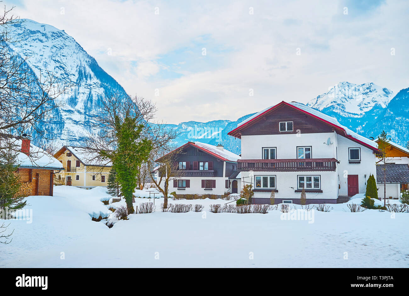 Die gemütliche Holzhäuser in Snowy Valley unter den großen Dachstein Alpen, Obertraun, Salzkammergut, Österreich. Stockfoto