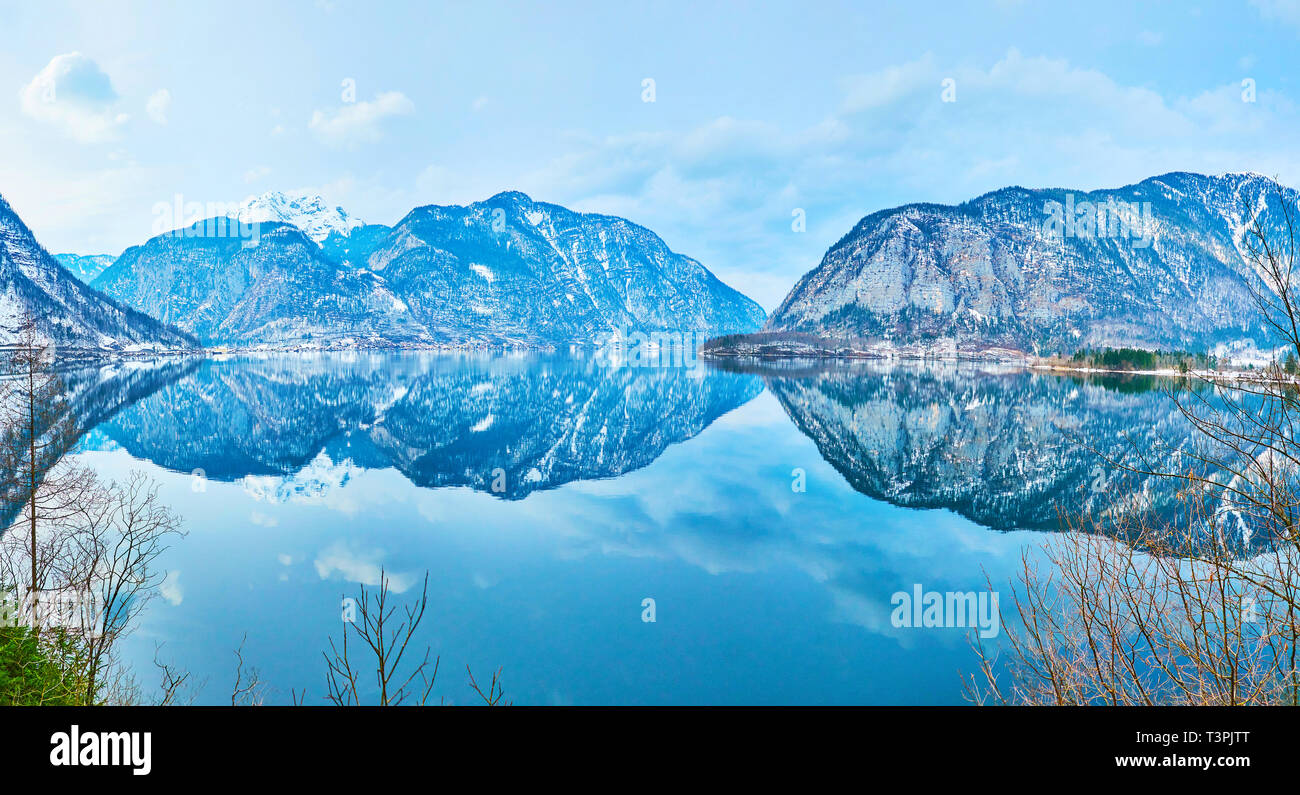 Die klare Oberfläche des Hallstattersee See spiegelt die Rocky Mountains von Dachstein Alpen, Salzkammergut, Österreich. Stockfoto