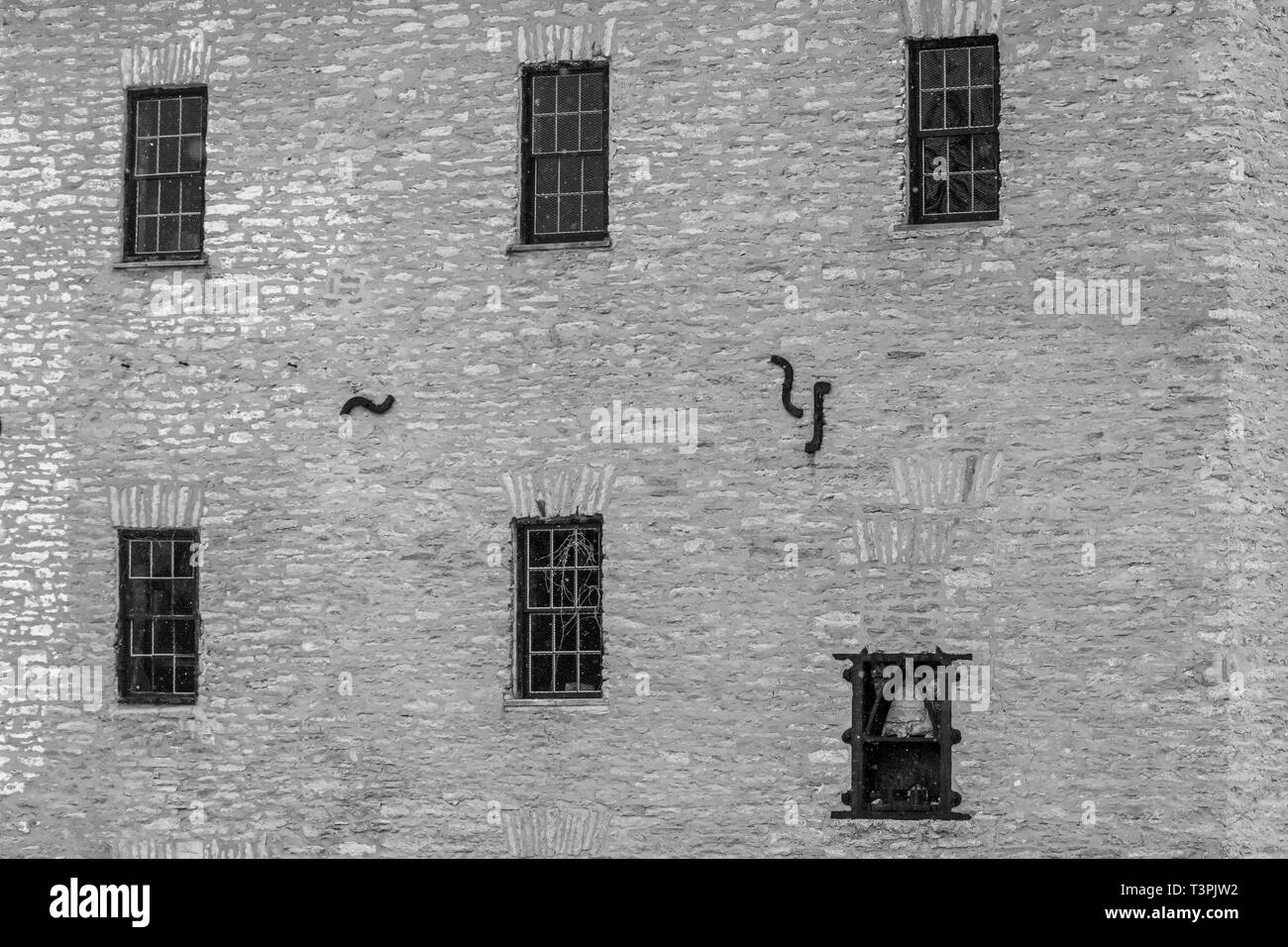 Schließen der Fenster und Fensterdichtungen mit Rust Patina auf Fensterrahmen und alten Ziegelmauer Stockfoto