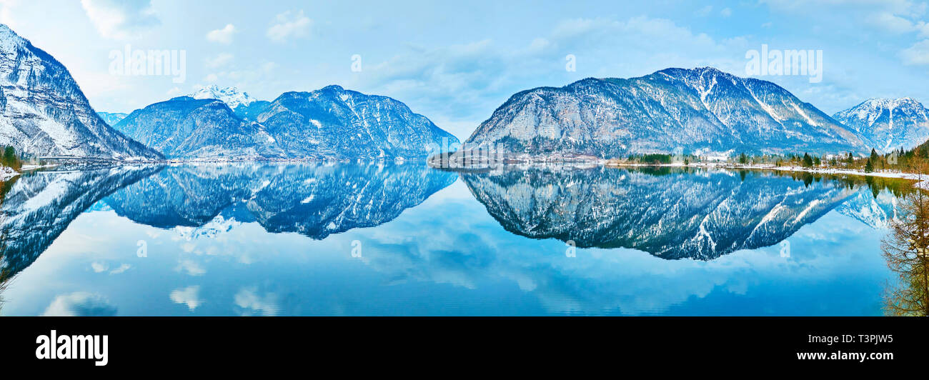 Der Spaziergang entlang Hallstattersee See, von hohen Dachstein Alpen umgeben, in seinem klaren Wasser, Salzkammergut, Österreich widerspiegelt. Stockfoto