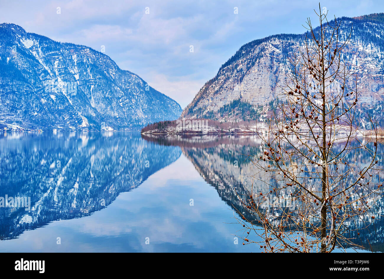 Salzkammergut berühmt für seine idyllische Natur mit großer Alpen und klaren Seen, Hallstattersee ist einer der spektakulärsten Locations, Ro widerspiegelt Stockfoto