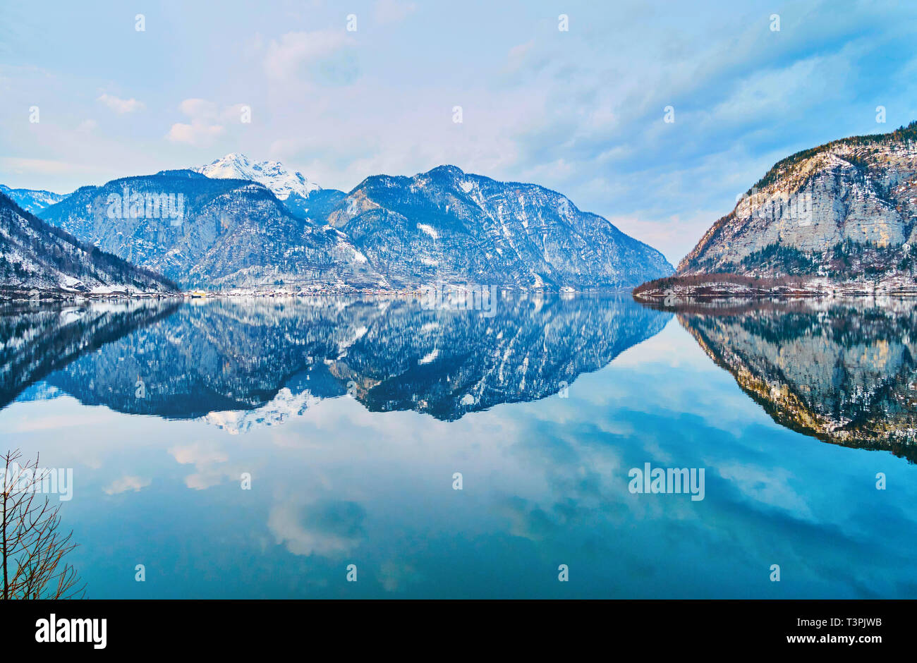 Genießen Sie die malerische Natur des Salzkammergutes, wandern um den legendären Hallstattersee See, von Dachstein Alpen, Salzkammergut, Österreich durrounded. Stockfoto