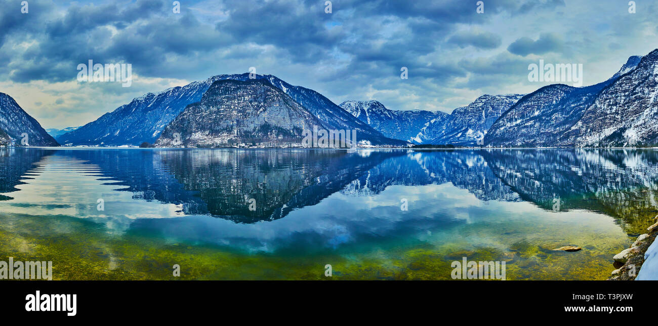 Die malerische Abend cloudscape oberhalb der felsigen Alpen und ruhigen Wasser der Hallstattersee See, Hallstatt, Altaussee, Österreich genießen. Stockfoto