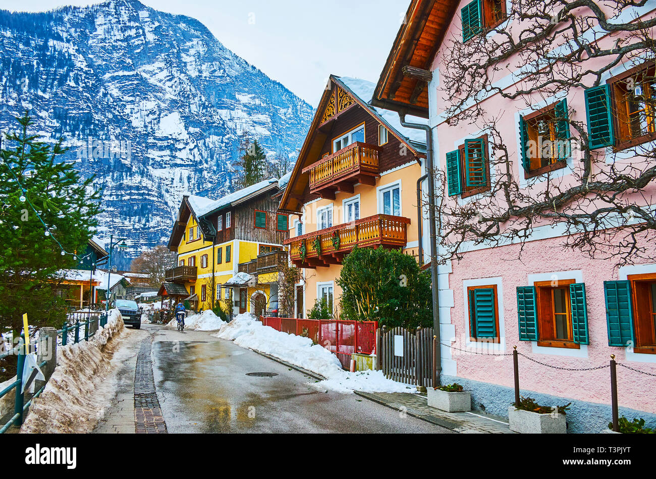 Das Gehäuse der kleinen historischen Stadt, am Fuße der Salzberg befindet und das Salzbergwerk in Dachstein Alpen, Salzkammergut, Österreich. Stockfoto