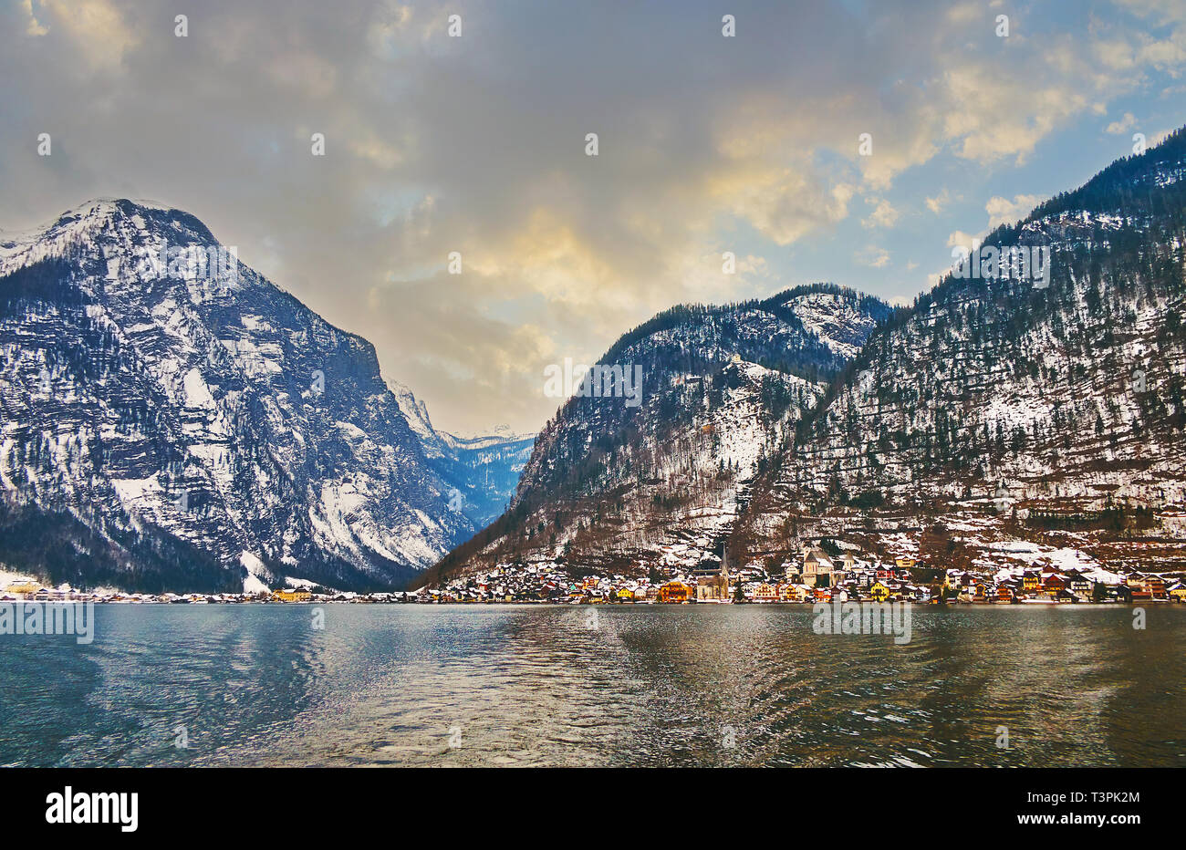 Der malerischen Bergwelt des Dachsteins Alpen genießen, Reisen entlang der Hallstätter See (See), Hallstatt, Salzkammergut, Österreich. Stockfoto
