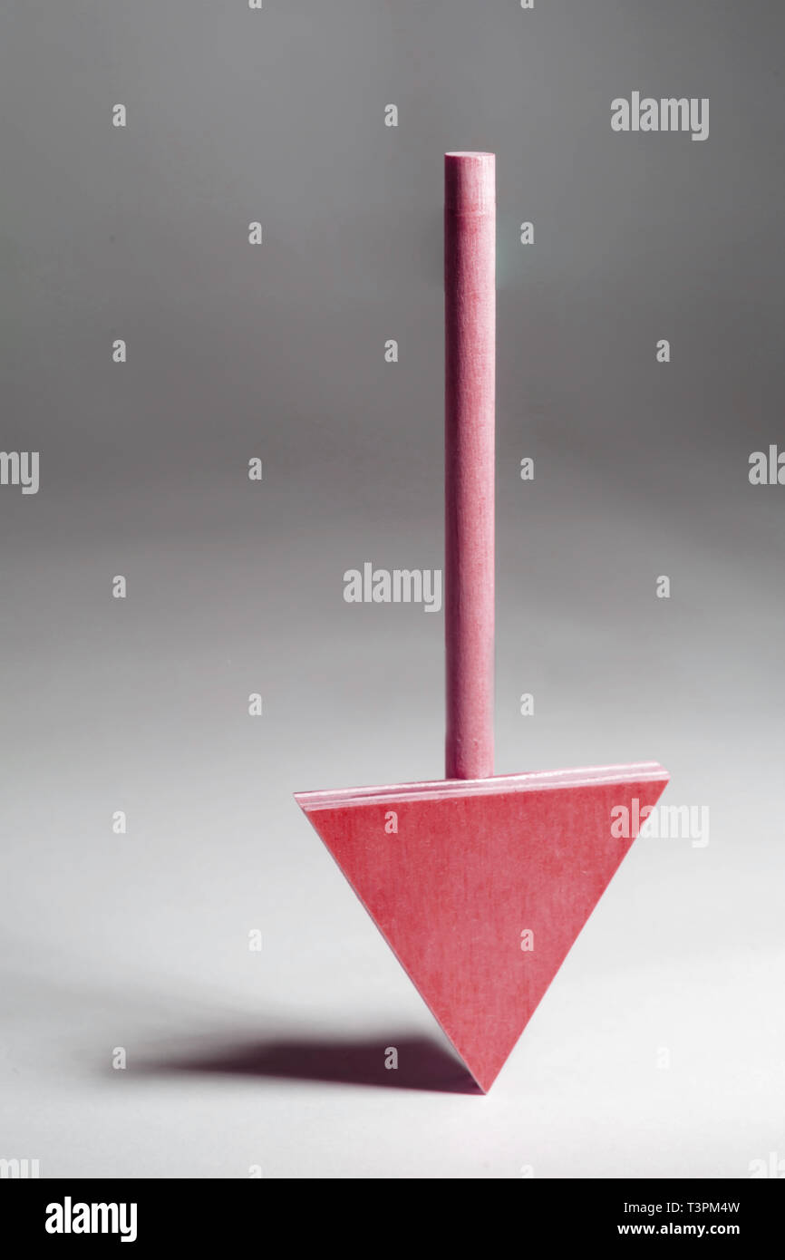 Holz-, nach unten gerichteten Pfeil. Stockfoto