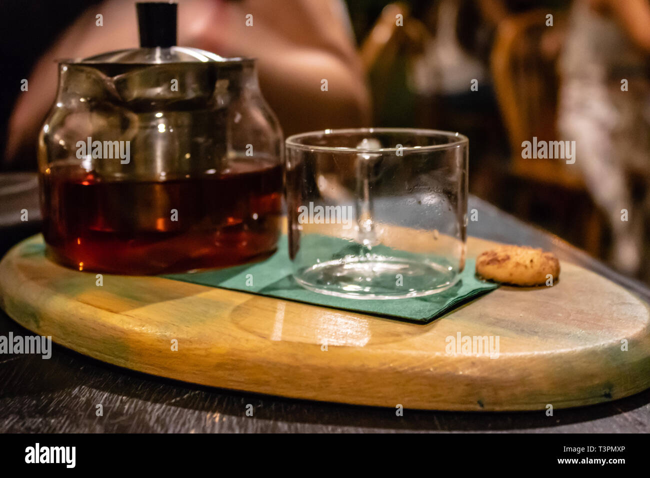 Eine Seitenansicht eines gut aussehenden Teekanne und Glas mit lebhaften Farben. Stockfoto