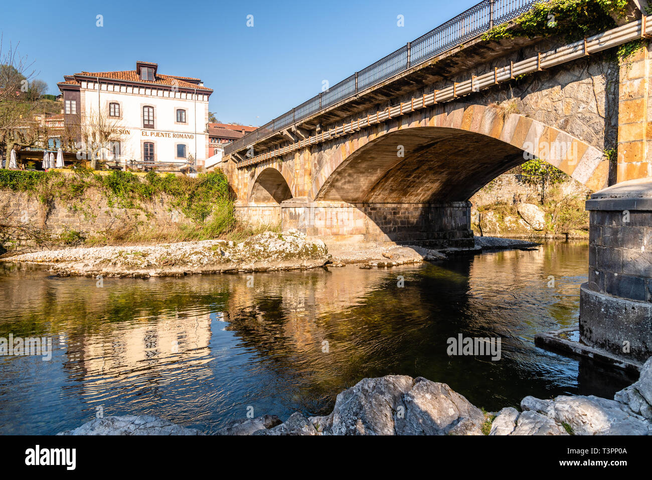 Cangas de Onis, Spanien - 31. März 2019: Brücke über Fluss Sella in Asturien Stockfoto