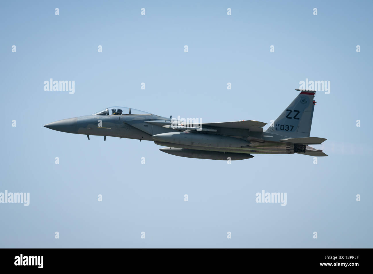 Eine F-15C Eagle zieht aus Kadena Air Base, Japan, April 3, 2019. Die F-15 Eagle ist eine wetterfeste, wendiges, taktisches Jagdflugzeug so konzipiert, dass die Air Force zu gewinnen und die Lufthoheit über dem Schlachtfeld. (U.S. Air Force Foto von Airman 1st Class Matthew Seefeldt) Stockfoto