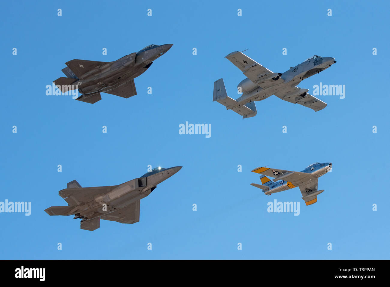 Us Air Force Maj. Paul "Loco" Lopez, F-22 Demo Team Pilot-/Commander, fliegt der Raptor in der Ausbildung neben der F-35A Lightning II, A-10 Thunderbolt II C und F-86 Sabre während der Thunder & Lightning über Arizona air show in Davis-Monthan Air Force Base, Ariz., 23. März 2019. Diese seltene 4-schiff Air Force Heritage Formationsflug empfohlene des Koreanischen Krieges F-86 Sabre neben drei moderne Flugzeuge. (U.S. Air Force Foto von 2 Leutnant Samuel Eckholm) Stockfoto