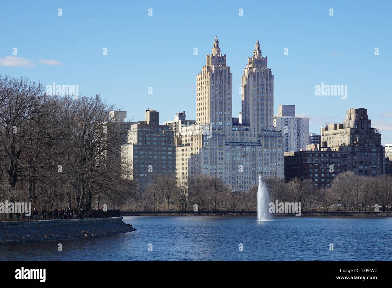 Central Park, Brunnen und Blick auf die Skyline Stockfoto