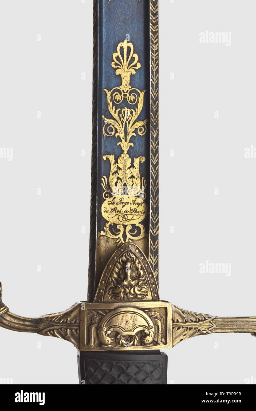 Ein deutscher Sabre Blade, hergestellt für Le Page, 1815 bis 1822 Schlank, leicht gebogene Klinge aus Edelstahl mit Pandour bewässert, breiten Fullers auf beiden Seiten die obere Hälfte der Klinge ausgiebig Geätzt, brüniert und vergoldet mit fein graviertem Blütenranken und Trophäen. Eine Seite eingeschrieben' Le Page Arq. r du Roi à Paris", die andere Seite mit dem ligatured Initialen 'PK' (Peter Knecht von Solingen?). Edge Nachgeschliffen auf den Punkt. Klingenlänge 89,5 cm. Montierte griff im Stil eines allgemeinen Sabre Modell Vendémiaire ein XI, Additional-Rights - Clearance-Info - Not-Available Stockfoto
