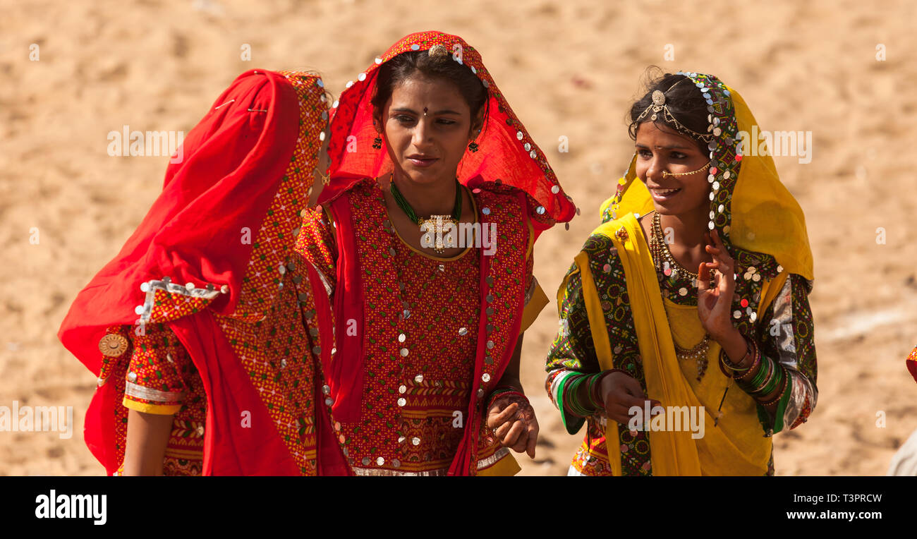 PUSHKAR, INDIEN - November 21, 2012: Rajasthani folk Tänzer in bunte ethnische Kleidung an der Pushkar Fair Rinder durchführen Stockfoto