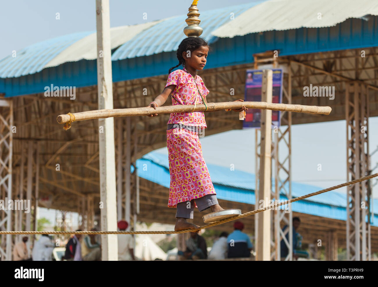 PUSHKAR, INDIEN - November 21, 2012: Unbekannter equilibrist Familie spielt auf Zeit Pushkar Kamel Mela in der Nähe der heiligen Stadt Pushkar, Rajasthan, Indien Stockfoto