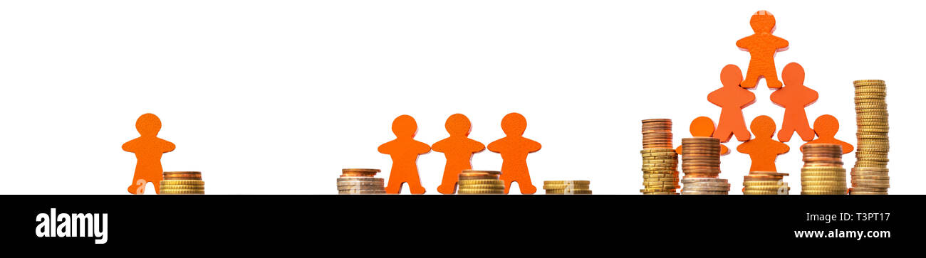 Crowdfunding als eine Möglichkeit der Finanzierung von Geschäftsideen mit Münzen und Holzfiguren vor einem weißen Hintergrund im Panorama vorgestellt Stockfoto