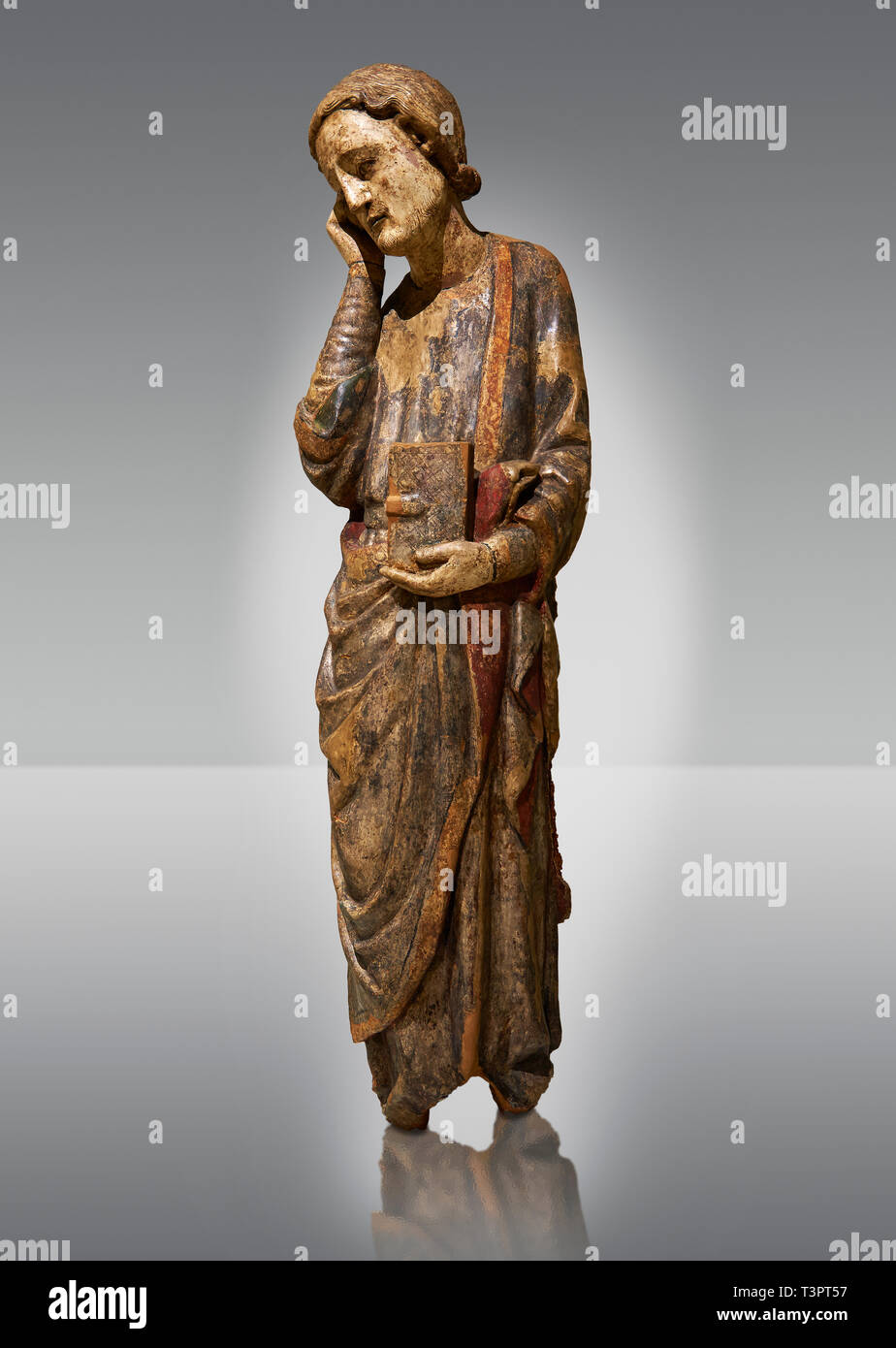 Der Evangelist Johannes die gotische Skulptur aus einem Calvery Szene. Polychrome Holzschnitzerei mit bleibt aus lackiertem Blech. Nationales Museum der Catala Stockfoto