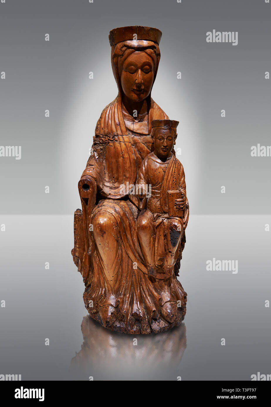 Gotische Holz Statue der Jungfrau Maria und Kind. Polychrome Holzschnitzerei mit lackiertem Metall-Beschichtung. Datum - im ersten Quartal des 13. Jahrhunderts. Natio Stockfoto