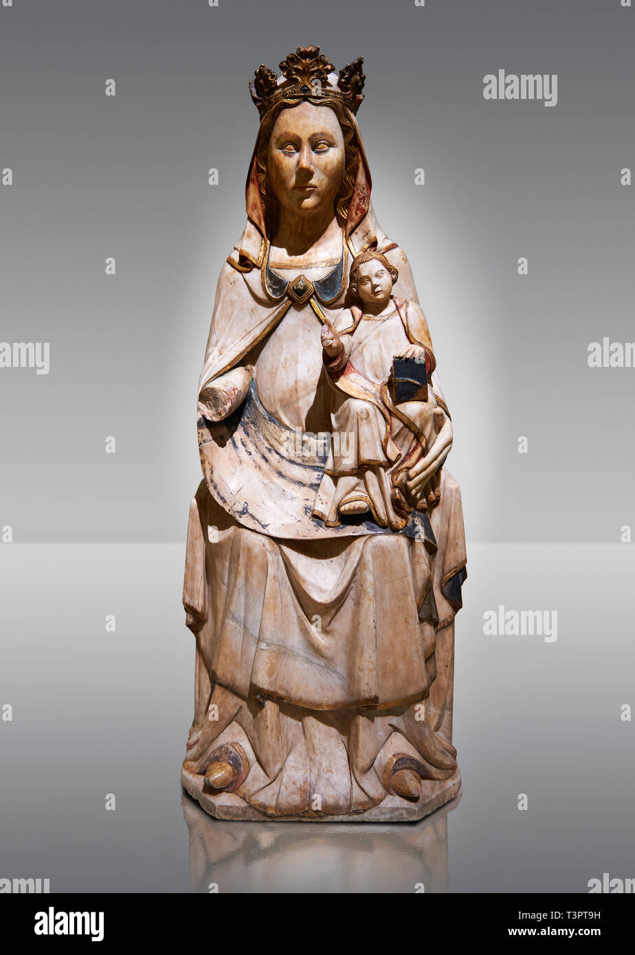 Gotische Statue der Jungfrau Maria und Kind. Polychrome und Blattgold auf Alabaster. Datum - Zweite Hälfte des 14. Jahrhunderts. Nationalmuseum für katalanische Stockfoto