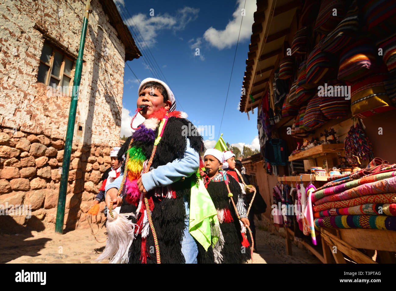 CUSCO, PERU - 15. Juni 2017. Kinder in traditioneller Kleidung während der Feierlichkeiten zum Inti Raymi Fest. Stockfoto