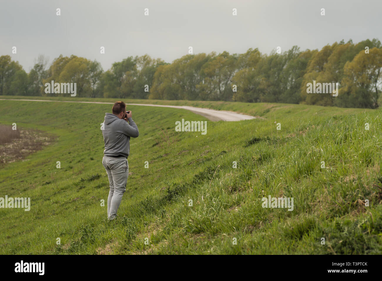 Man Aufnahmen im Ort mit Kamera und reichlich Platz Stockfoto