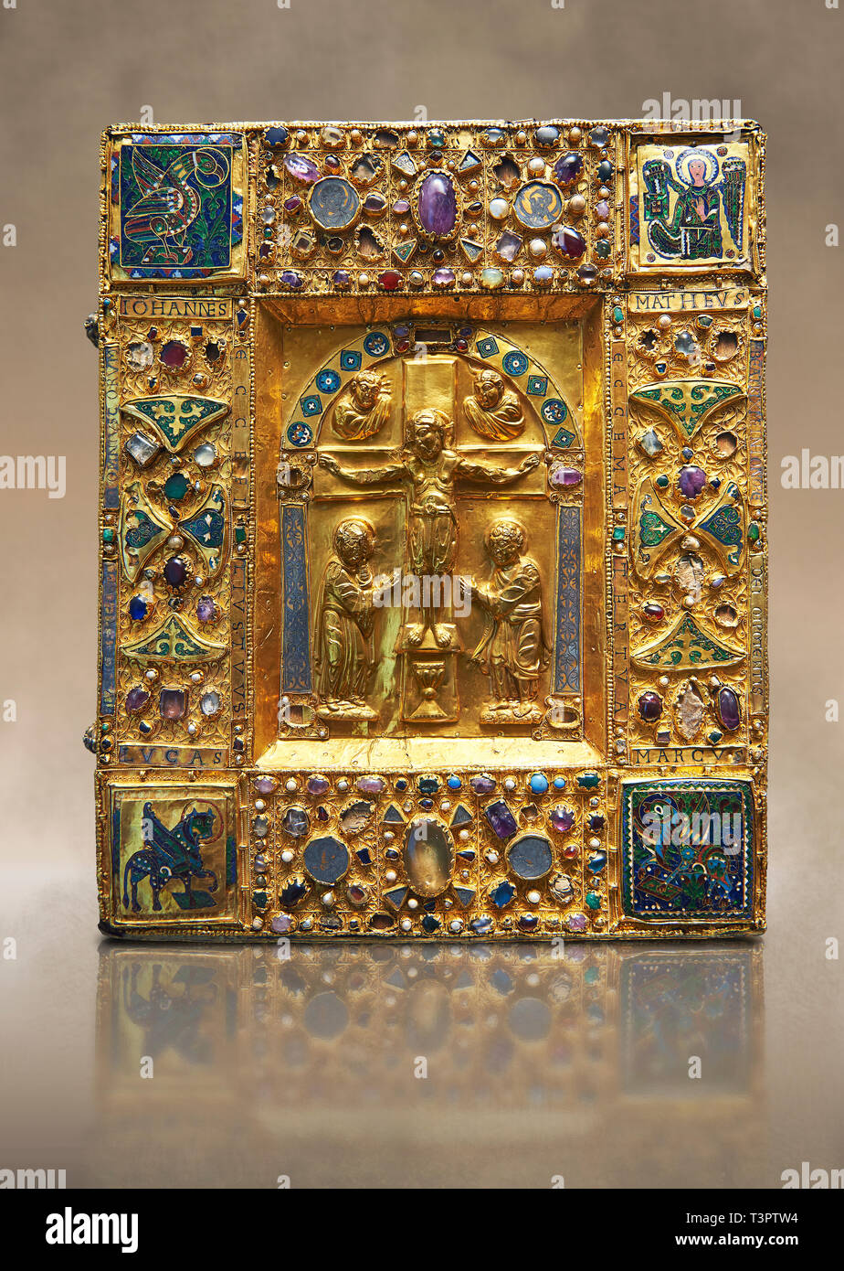 Mittelalterliche vergoldeten Manuskript Abdeckung mit der Darstellung der Kreuzigung. 11. Jahrhundert aus der Schatzkammer der Kathedrale von Maastricht. AD. Diese vergoldeten mit Reli Stockfoto