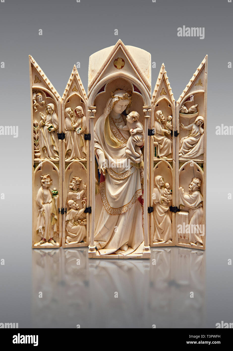 Mittelalterlichen gotischen Elfenbein Tabernakel mit der Darstellung der Jungfrau und Kind mit Szenen aus der Verkündigung, Geburt Christi, die Anbetung der Heiligen Drei Könige und die vorhanden Stockfoto