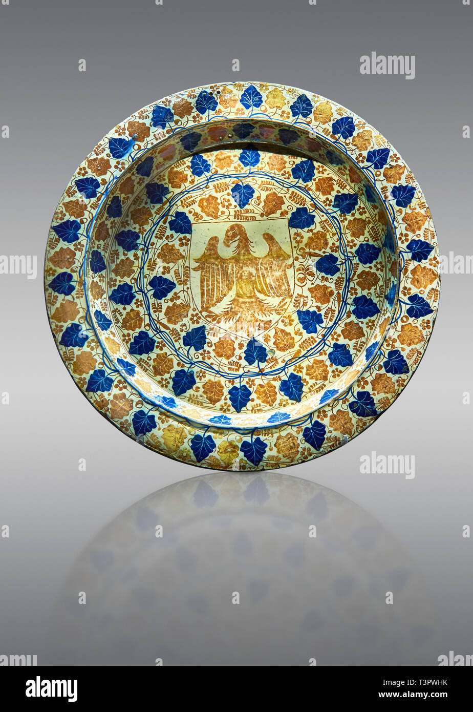 Hispano-Moresque Geschirr Teller mit einem Adler Motiv. Fayence Glanz ware, eine islamische Keramik Stil in Manises, Al Andalus, heute in Spanien produziert. Stockfoto