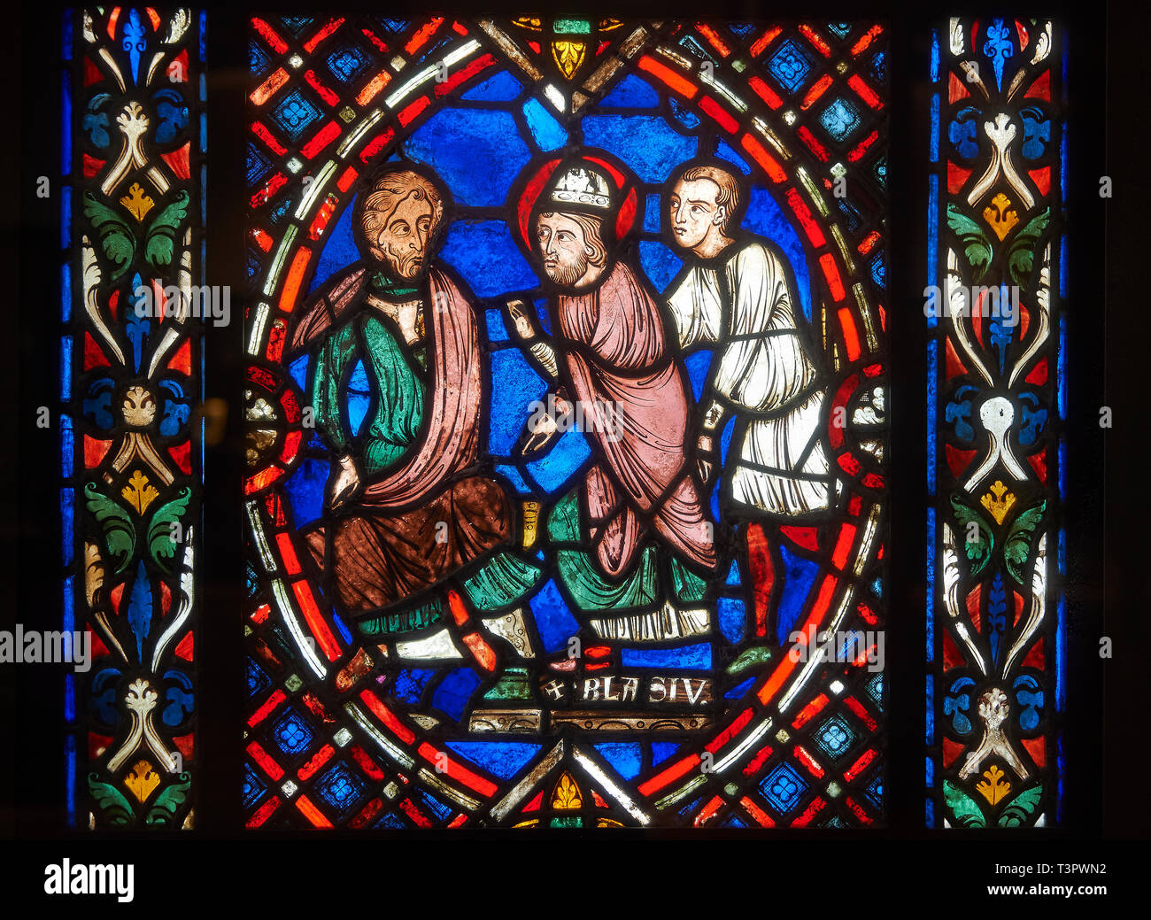 Glasfenster mit Szenen aus dem Leben des heiligen Blasius, im ersten Viertel des 13. Jahrhunderts von Soissons, Frankreich. Inv OAR Stockfoto