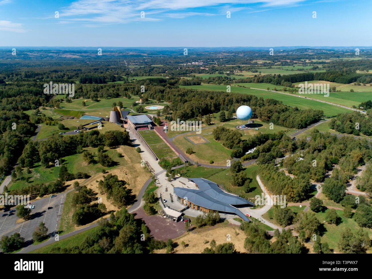 Antenne vie von Vulcania, der 'europäischen Park des Vulkanismus', in Saint-Ours-les-Roches (Frankreich). Vulcania ist eine pädagogische Vergnügungspark und mu Stockfoto