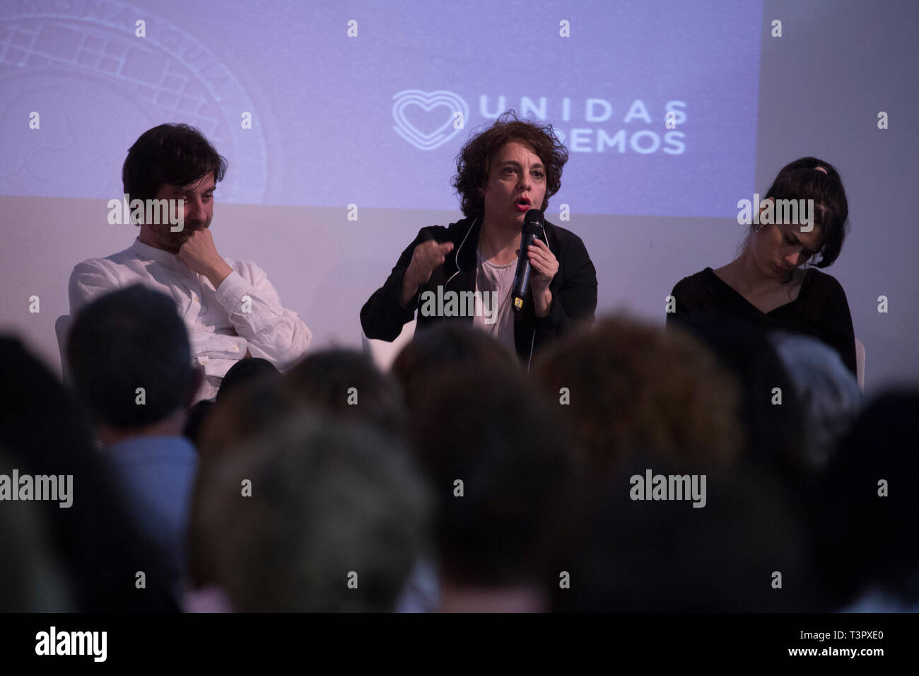 Gloria Elizo, kongressabgeordnete von Podemos beobachtet, als er während der Debatte. Debatte über die so genannte Ewers des Staates, das heißt, die Spionage durch die ehemalige Kommissarin Nähe, die sich in den letzten Wochen über die TV-Programme Beweise oder Berichte, die Schuld politische Gegner der Regierung von Mariano Rajoy zu erstellen hat. Stockfoto