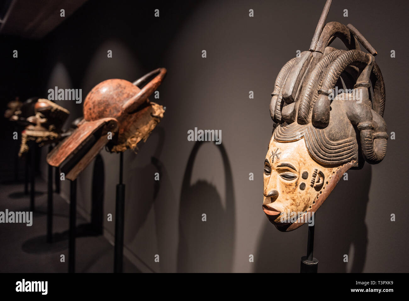 Teneriffa, Spanien - 8. Februar 2019: African tribal Holz handgeschnitzte Maske an Afrikanischen Stammeskultur Ausstellung. Stockfoto