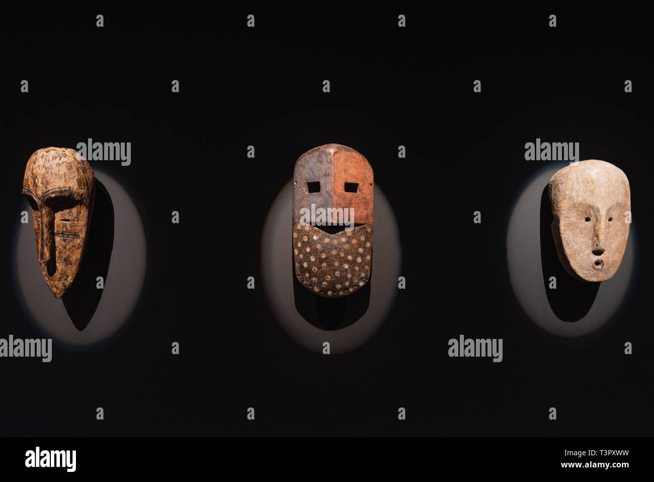 Teneriffa, Spanien - 8. Februar 2019: African tribal Holz handgeschnitzte Maske an Afrikanischen Stammeskultur Ausstellung. Stockfoto