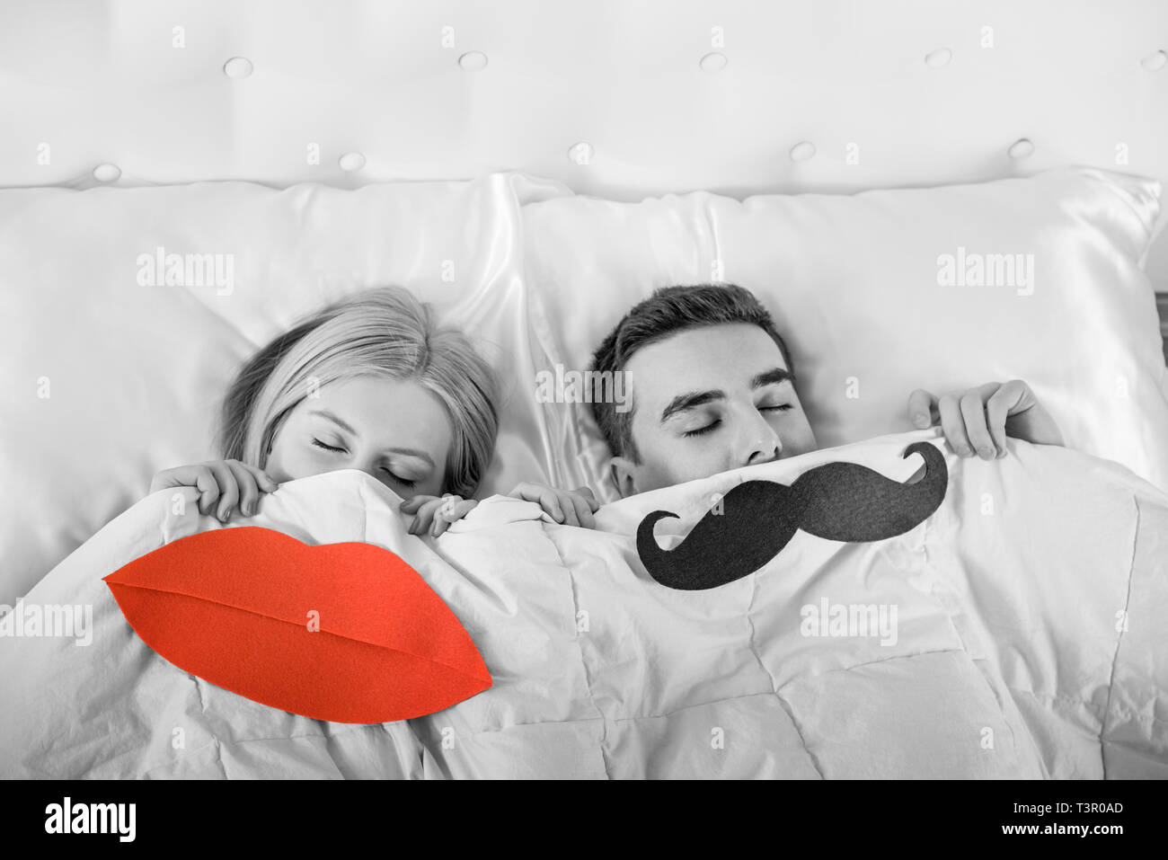 Paar im Bett schlafen Stockfoto