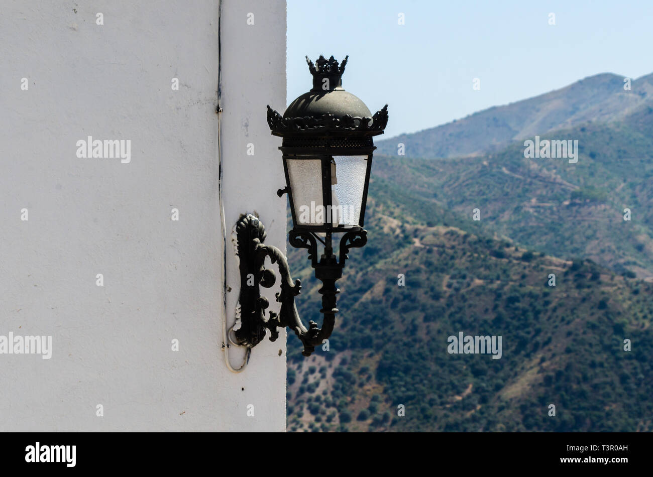 Die typischen weißen Mauern in einer kleinen Stadt in Andalusien, ein historisches Element der Architektur, Spanien Stockfoto