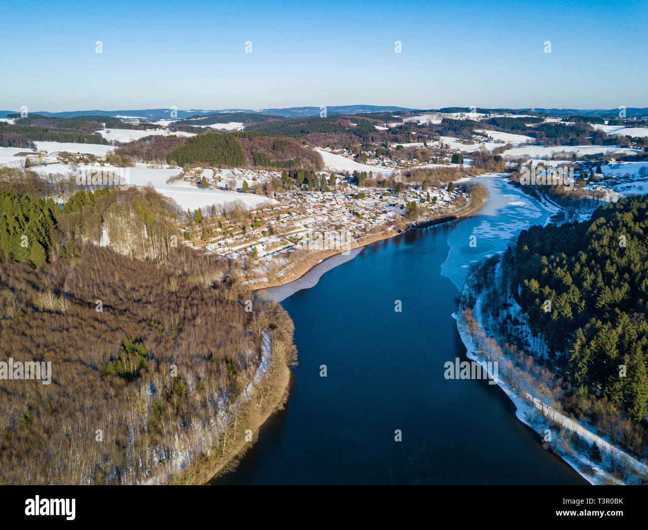 Luftaufnahme der teilweise gefroren Lingese (Damm) in der Nähe von Marienheide Lingesetalsperre im Winter. Stockfoto