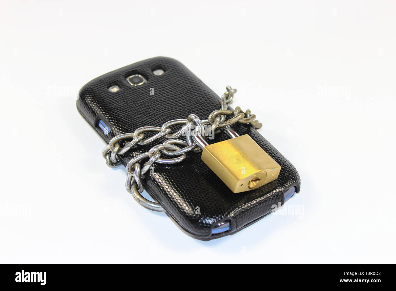 Smartphone mit einer Kette und einem Schloss gesichert - isoliert Stockfoto