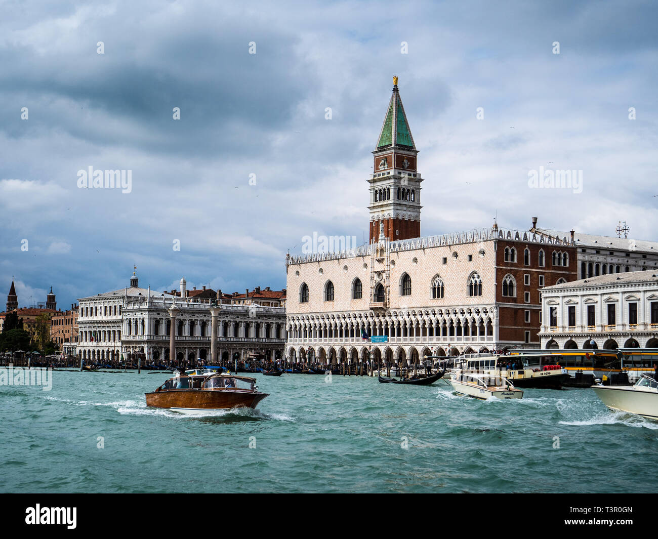 Venedig - Eingang zum Markusplatz, St Mark's Campanile und Dogenpalast vom Grand Canal Stockfoto