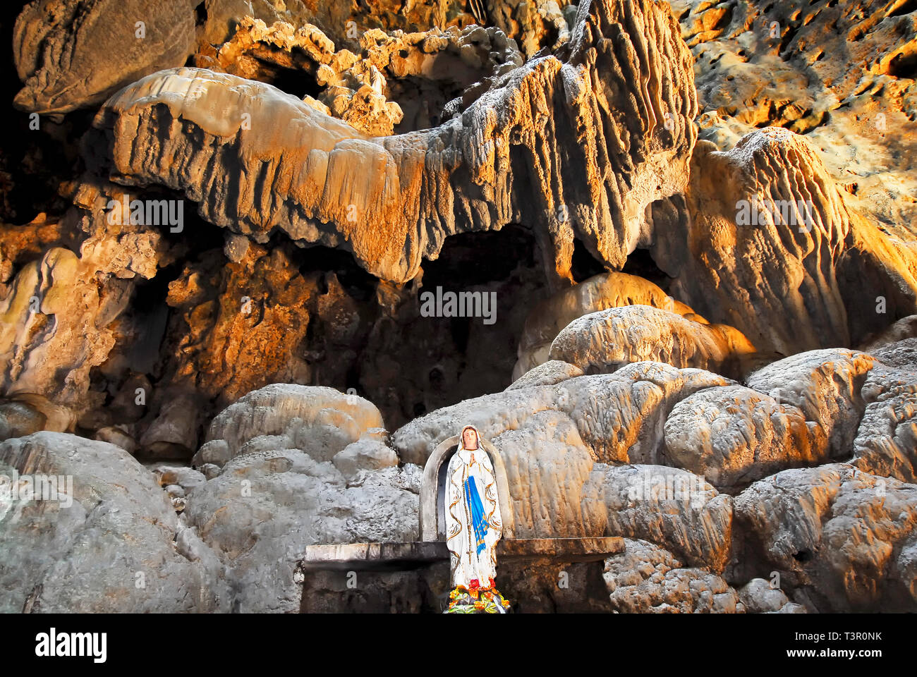 Penablanca, Cagayan Provinz, Philippinen - 19. Mai 2008: Statue der Mutter Maria in Callao Cave mit einer Kirche in der Ersten Kammer gebaut Stockfoto