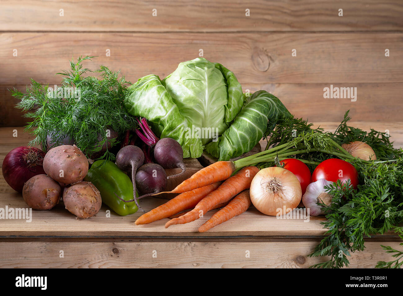 Haufen frisches Bio-Gemüse auf hölzernen Tisch. Sortiment von Gemüse zum Kochen Borscht. Сopy Raum Stockfoto