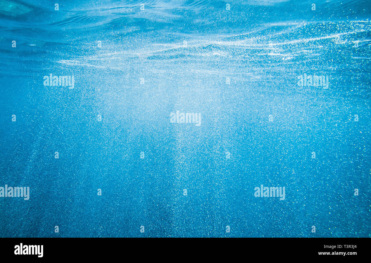 Blau Unterwasser mit kleinen Luftblasen im Mittelmeer auf der Insel Sardinien, Italien Stockfoto
