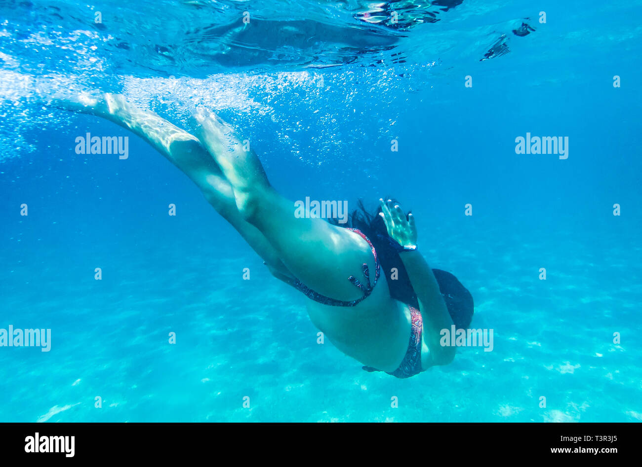 Schwimmen unter Wasser im Mittelmeer auf der Insel Sardinien, Italien Stockfoto