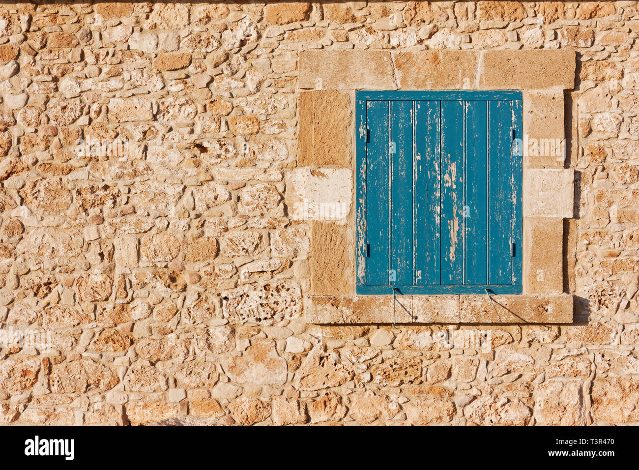 Antike Mauer aus Stein und blauen Fensterläden aus Holz. Traditionelle vintage Nussbaum, Zyperns im europäischen Stil Stockfoto