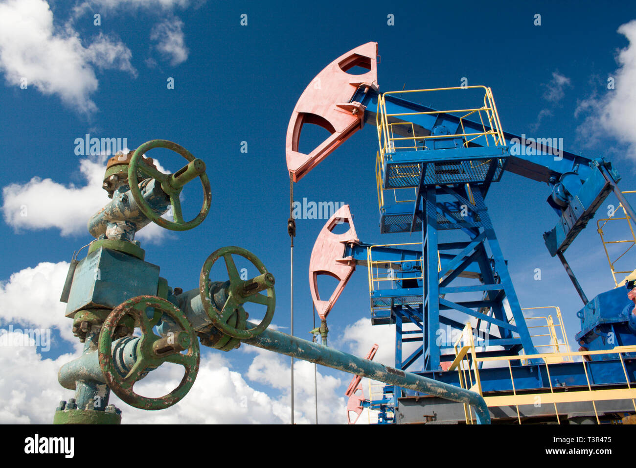 Öl- und Gasindustrie. Die Arbeit der Ölpumpe Buchse auf einem Ölfeld. Öl Verriegelung Stockfoto