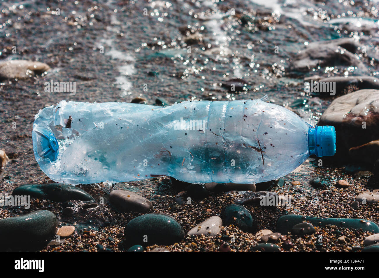 Plastikflasche mit Wasser. Konzept der Verschmutzung der Umwelt, Ozean, Meer, Natur. Speichern Sie die Planeten.. Null Abfall Stockfotografie