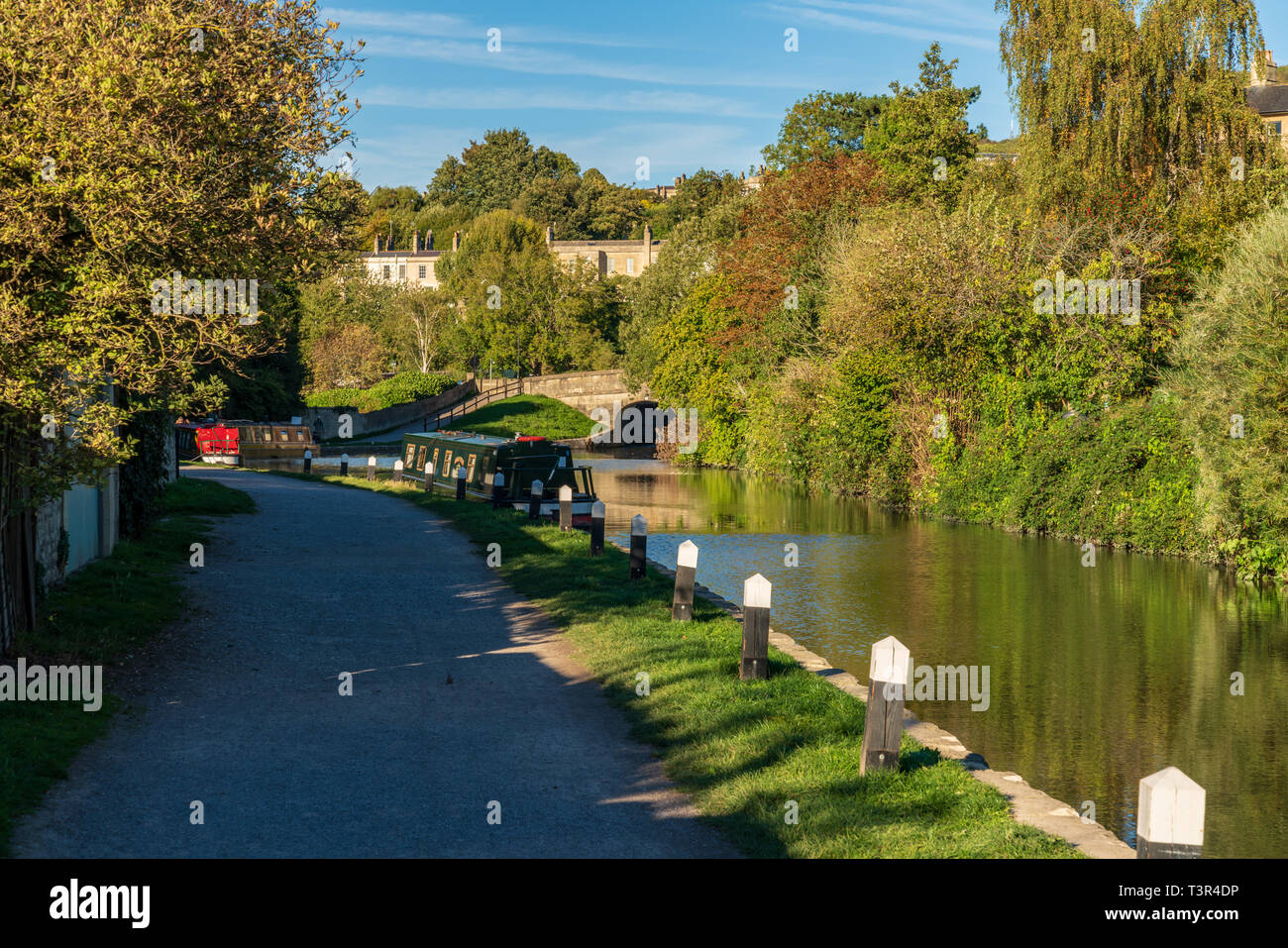 Badewanne, North East Somerset, England, Großbritannien - 27 September 2018: Narrowboats und Häuser am Kennet und Avon Kanal Stockfoto