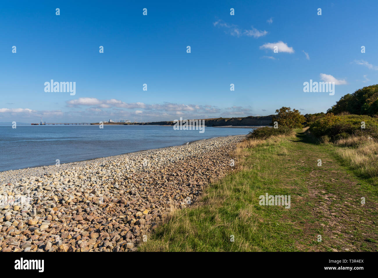 Lilstock Strand, Somerset, England, Großbritannien - 04 Oktober, 2018: Blick über den Kanal von Bristol mit Hinkley Point Kernkraftwerk im Hintergrund Stockfoto