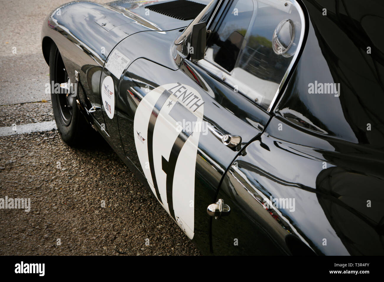 Nahaufnahme Seitenansicht eines schwarzen Jaguar E-Type Klassiker-Rennwagens mit der Nummer 17, der die Türverkleidung, das Rennaufkleber und die schlanke Karosserie zeigt Stockfoto