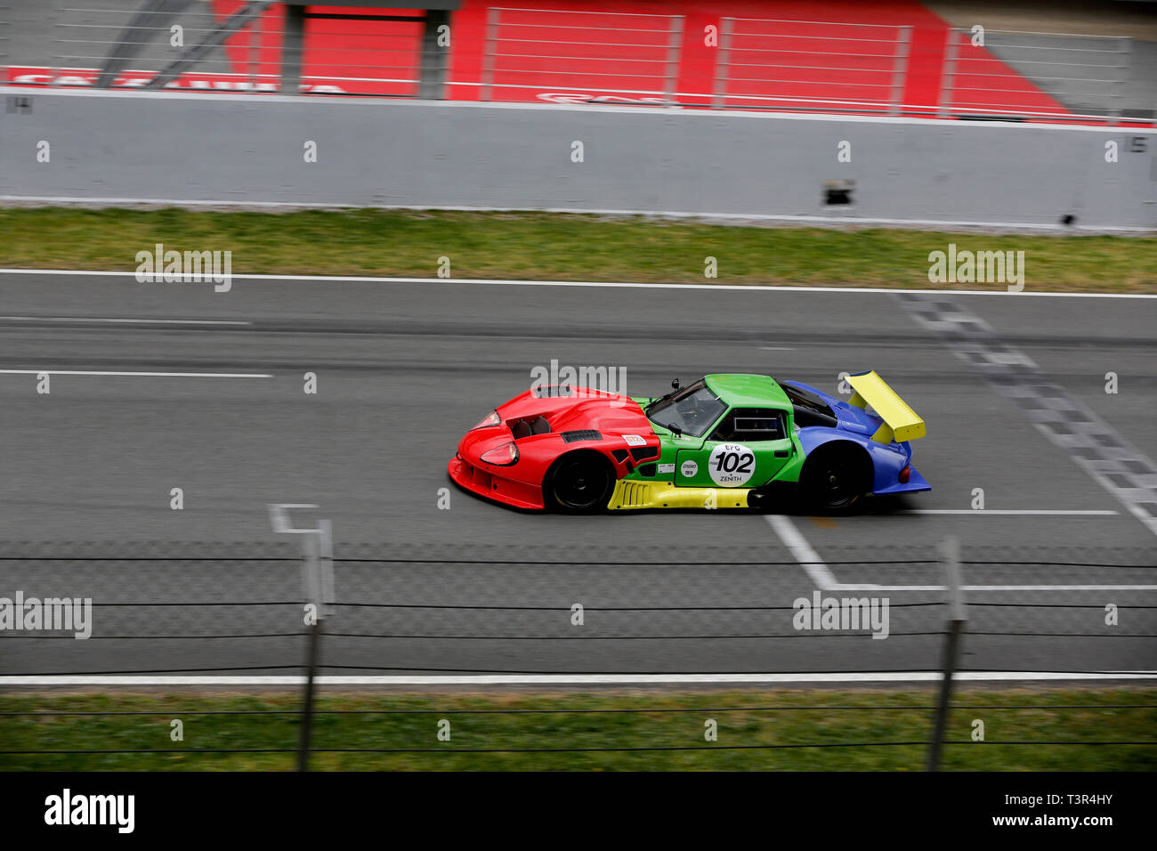 Bewegungsunschärfe-Panoramabild eines farbenfrohen Marcos Mantara LM600-Sportrennwagens mit der Nummer 102, der auf einer Rennstrecke entlangrast. Stockfoto