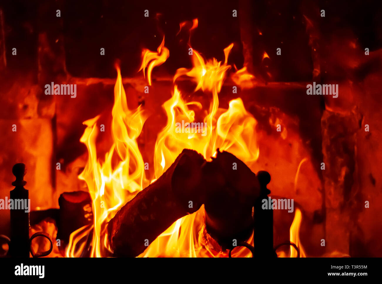 Feuer brennt im Kamin von Baumstämmen mit Strom versorgt. Wärme und Licht. Stockfoto