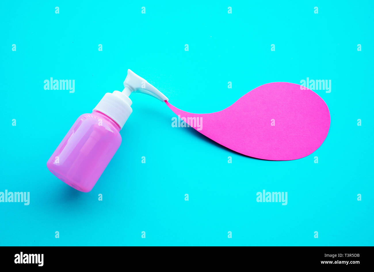 Abstrakte Flasche mock up mit bunten. Minimal Style Design Stockfoto